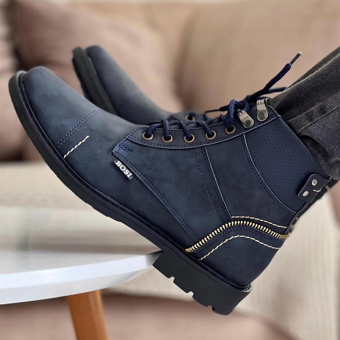 Bota Masculina Bosi: Cordones Clásicos y Detalle de Cremallera en el Talón para un Toque Único
