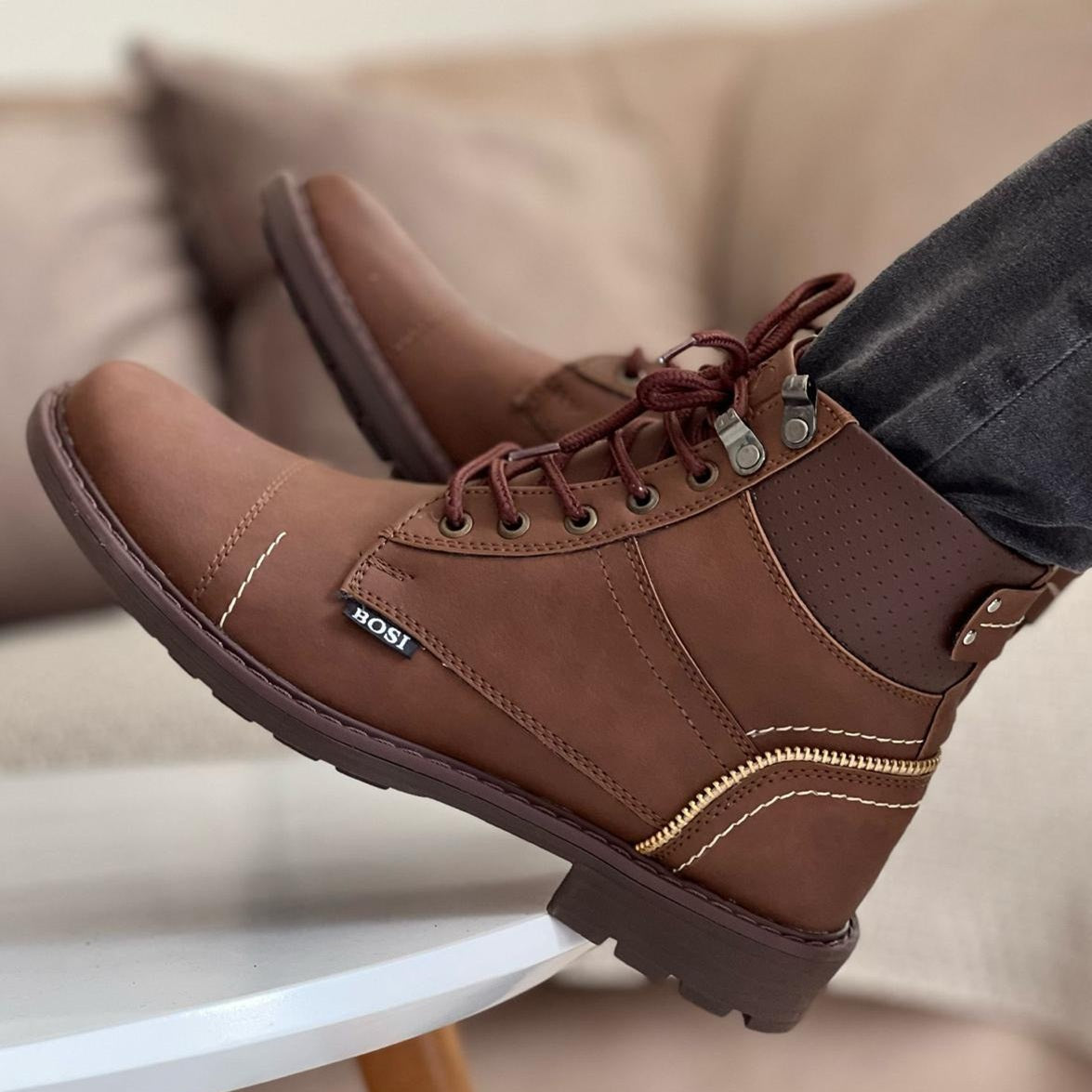 Bota Masculina Bosi: Cordones Clásicos y Detalle de Cremallera en el Talón para un Toque Único