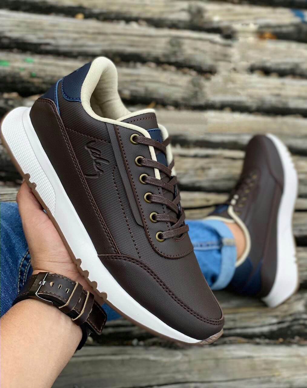 Calzado Vélez Encerado: Estilo que Brilla con Clase