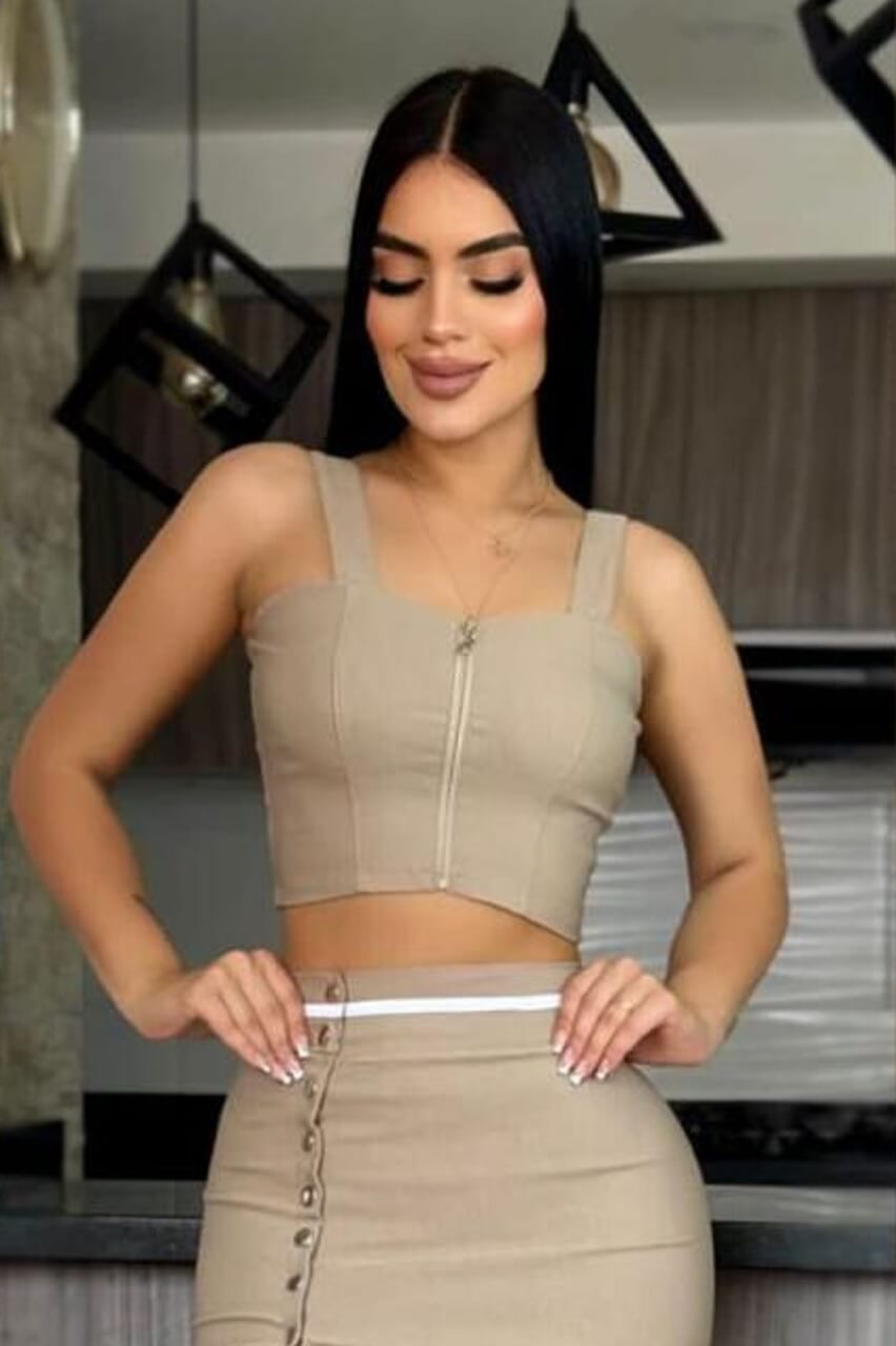 Conjunto de Falda y Blusa Elegancia Colombiana – Sofisticación y Versatilidad en Dos Piezas