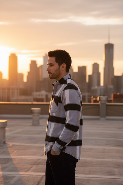 Perfil lateral em rooftop urbano